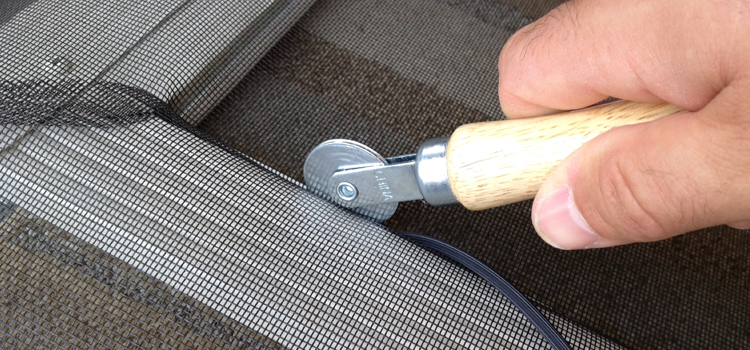 metal screen door repair in Las Flores